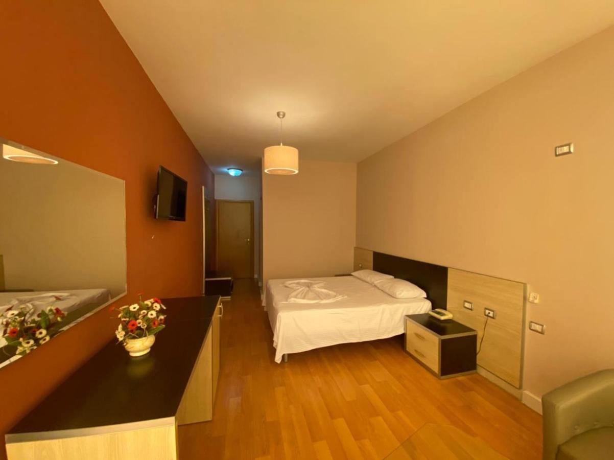 Hotel Continental Durres Bagian luar foto